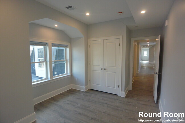 Building Photo - 120 Kenrick St