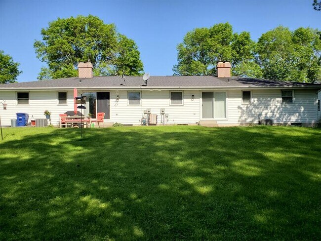 Foto del edificio - 2143 Packerland Dr