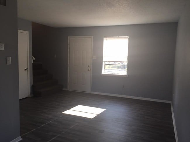 Building Photo - 203 Regal Heights Dr
