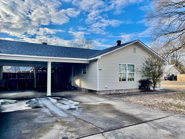 Building Photo - 1361 Davis St