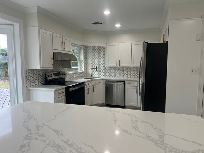 Building Photo - 5985 Rankin Dr