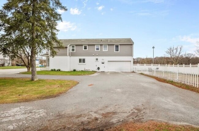 Foto del edificio - 1550 Fall River Ave