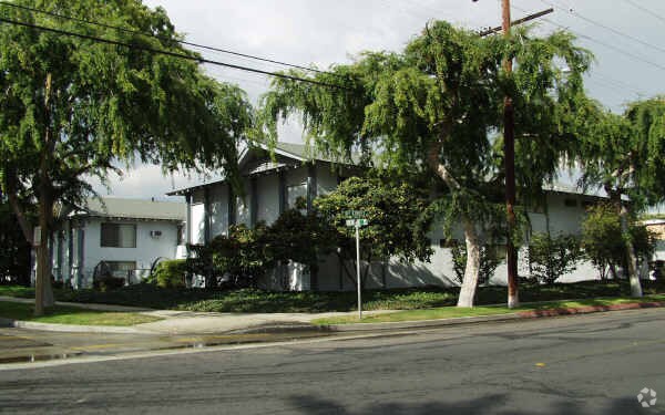 Building Photo - 808-812 N Redding Way