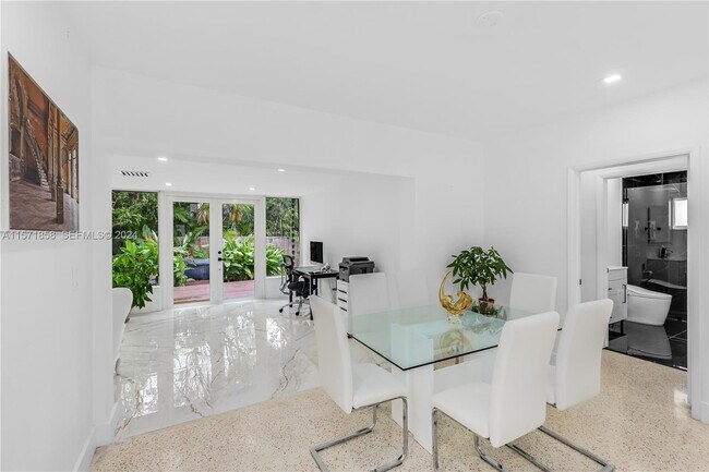 Foto del edificio - 8819 Dickens Ave