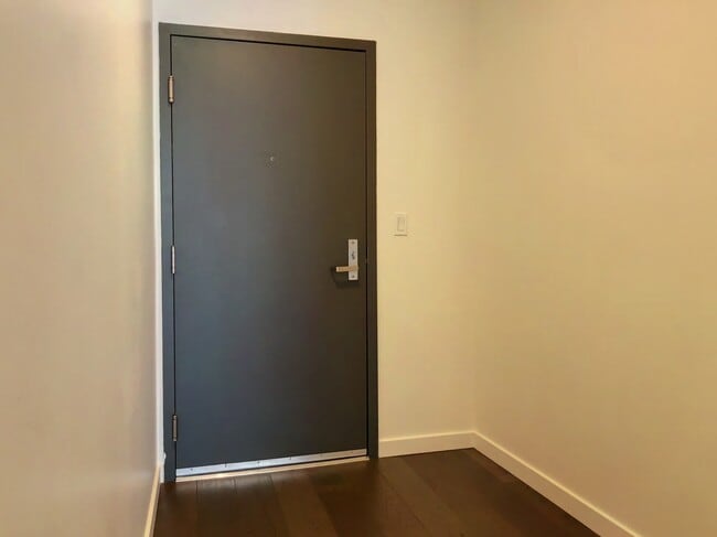 Building Photo - 1 Bed, 1 Bath SOMA Condo - Newer Bldg with...