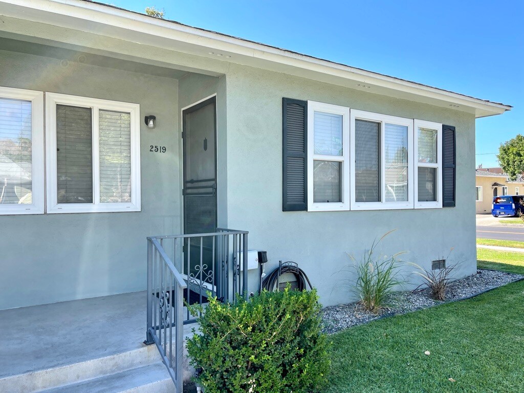 single story 4 unit - 2519 Tulare Ave