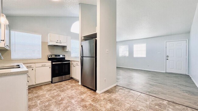 Foto del edificio - 8813 Pineridge Dr