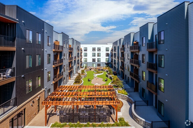 2nd Floor Courtyard - Clove