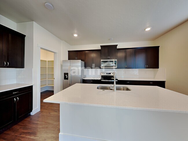 Foto del edificio - 1366 N Barkvine Avenue