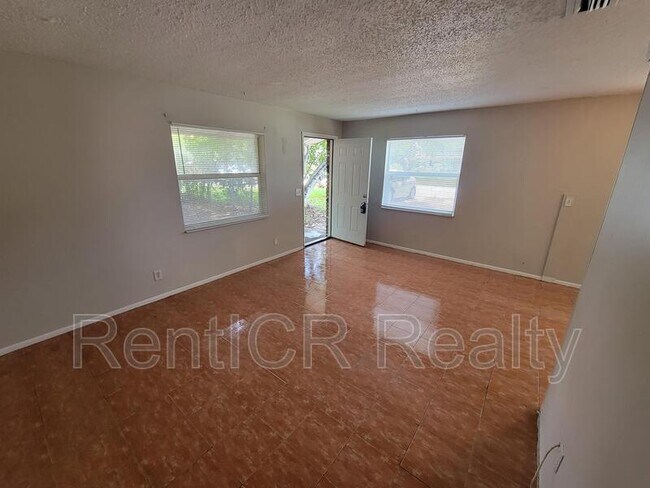 Foto del edificio - 3135 Pine Tree Ave