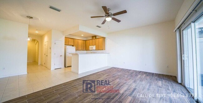 Building Photo - Beautiful Townhome with Screened-in Porch ...