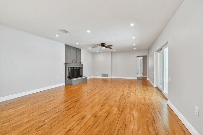 Foto del edificio - 1302 Brandonwood Dr