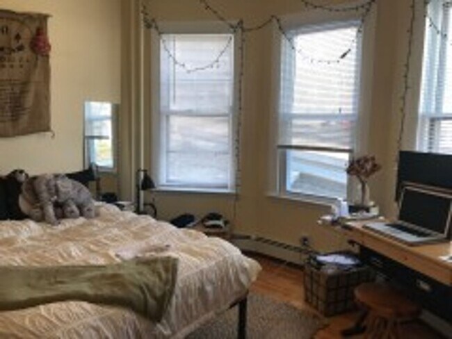 Building Photo - Stunning Davis Square 3 Bed!