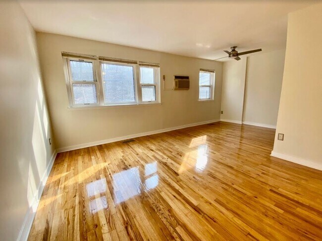 Building Photo - 3 Bedroom with Outdoor Space
