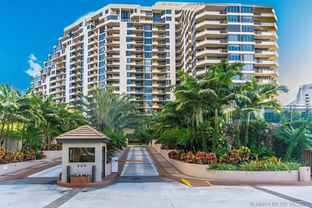 Primary Photo - 520 Brickell Key Dr
