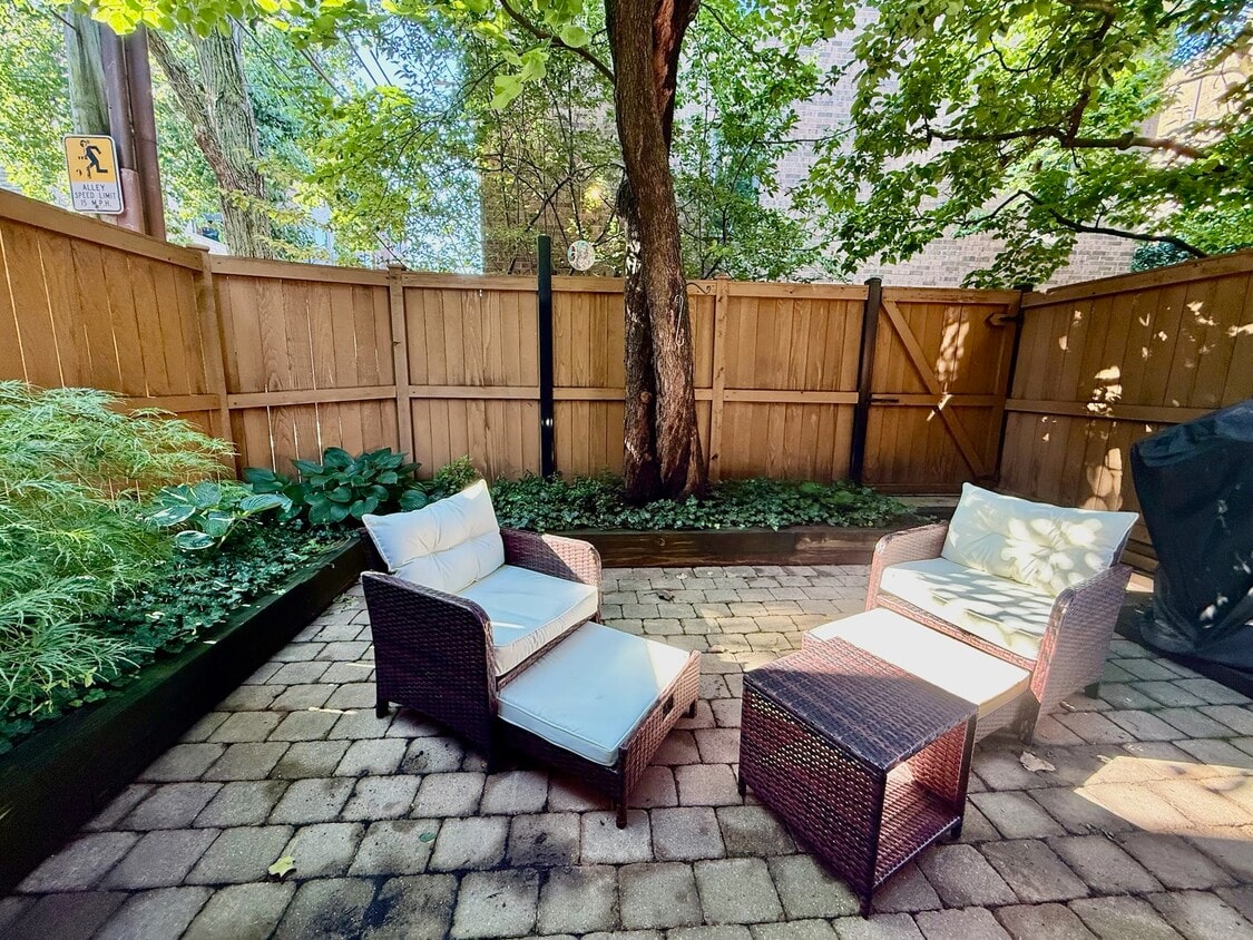 Foto principal - 747 W Dickens Ave