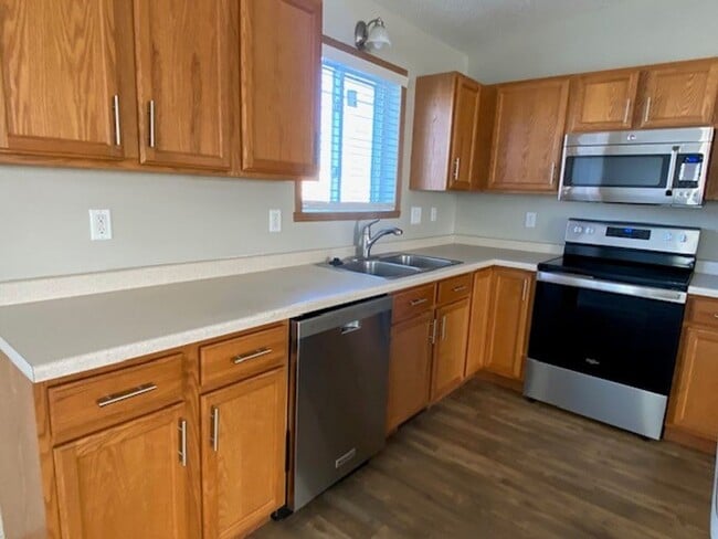 Building Photo - Comfortable 4 Bedroom with Garage & Fenced Yard for Rent!