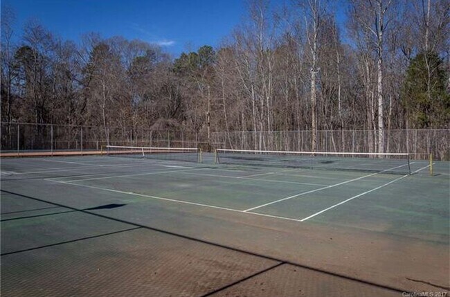 Condo Tennis Court - 1300 Larchmont Pl