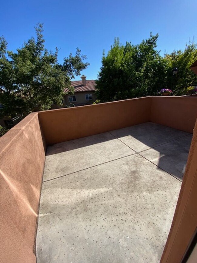 Building Photo - Great Shape Condo in Desirable Livermore CA