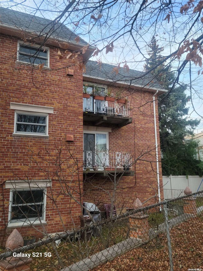 Building Photo - 76-25 58th Rd