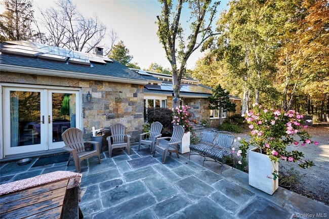 Building Photo - 356 Rossway Rd