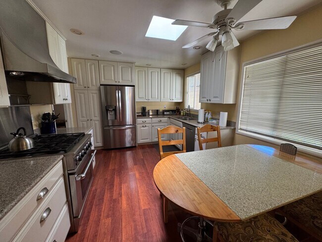 Foto del edificio - Fully Furnished 3BED/2BATH SFH For Rent in the Desirable City of San Leandro, Ca!!!!