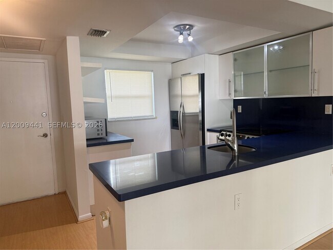 Foto del edificio - 100 Edgewater Dr