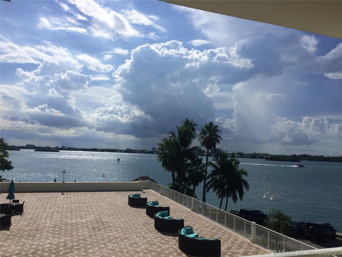 Foto principal - 10350 W Bay Harbor Dr
