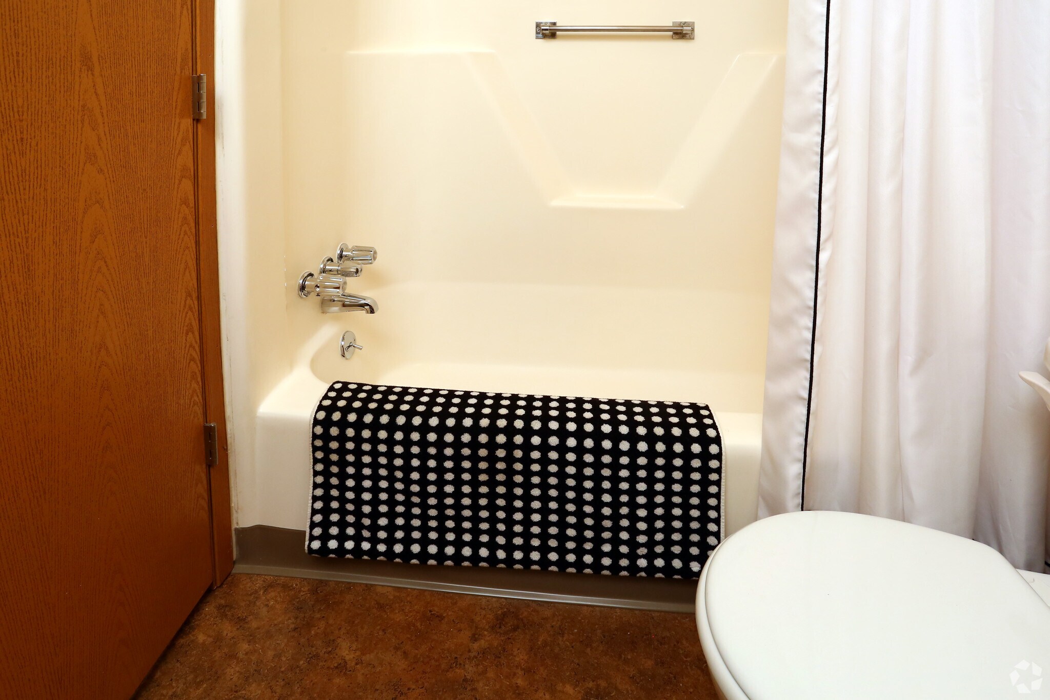 Kent Village Apartments – photo 4