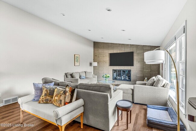 Foto del edificio - 1515 Vivian Ln