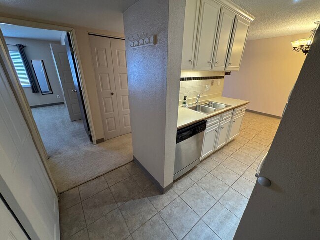 Foto del edificio - Spacious single bedroom condo in SE Denver