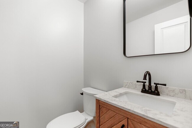 Foto del edificio - 335 Harris Rd