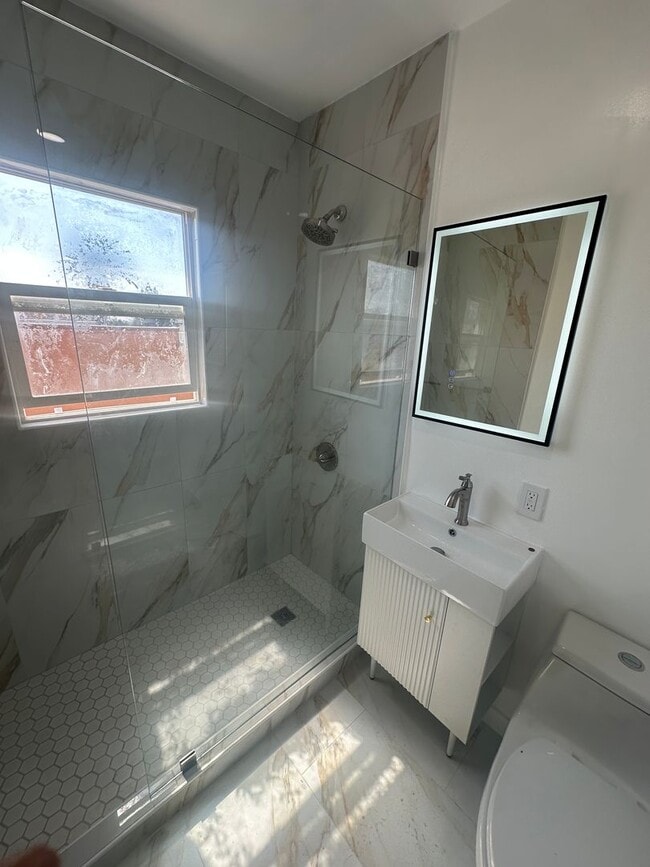Foto del edificio - 2774 Madera Ave- 2407 LB/ 2029 L/ 2027 R