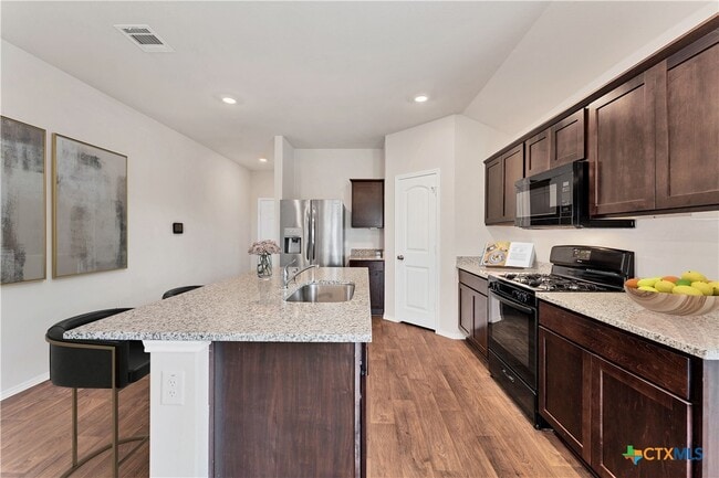 Building Photo - 140 Oak Meadows
