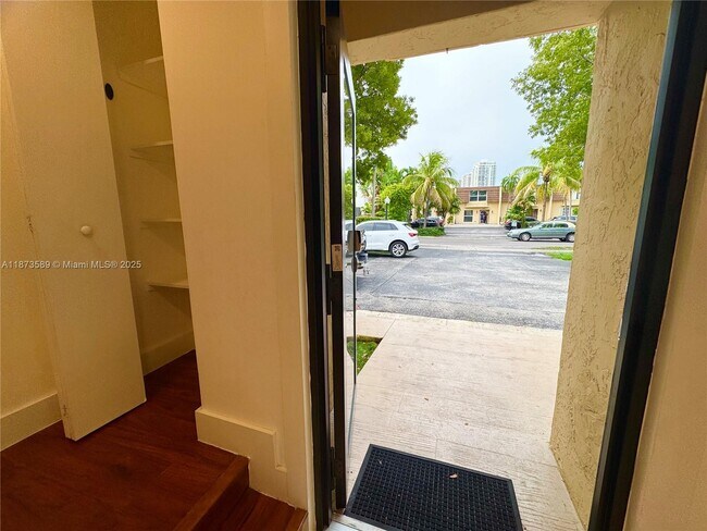 Foto del edificio - 3768 NE 167th St