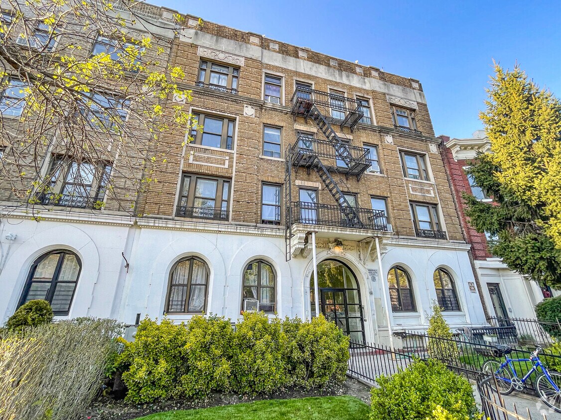 Primary Photo - 295 Parkside Ave