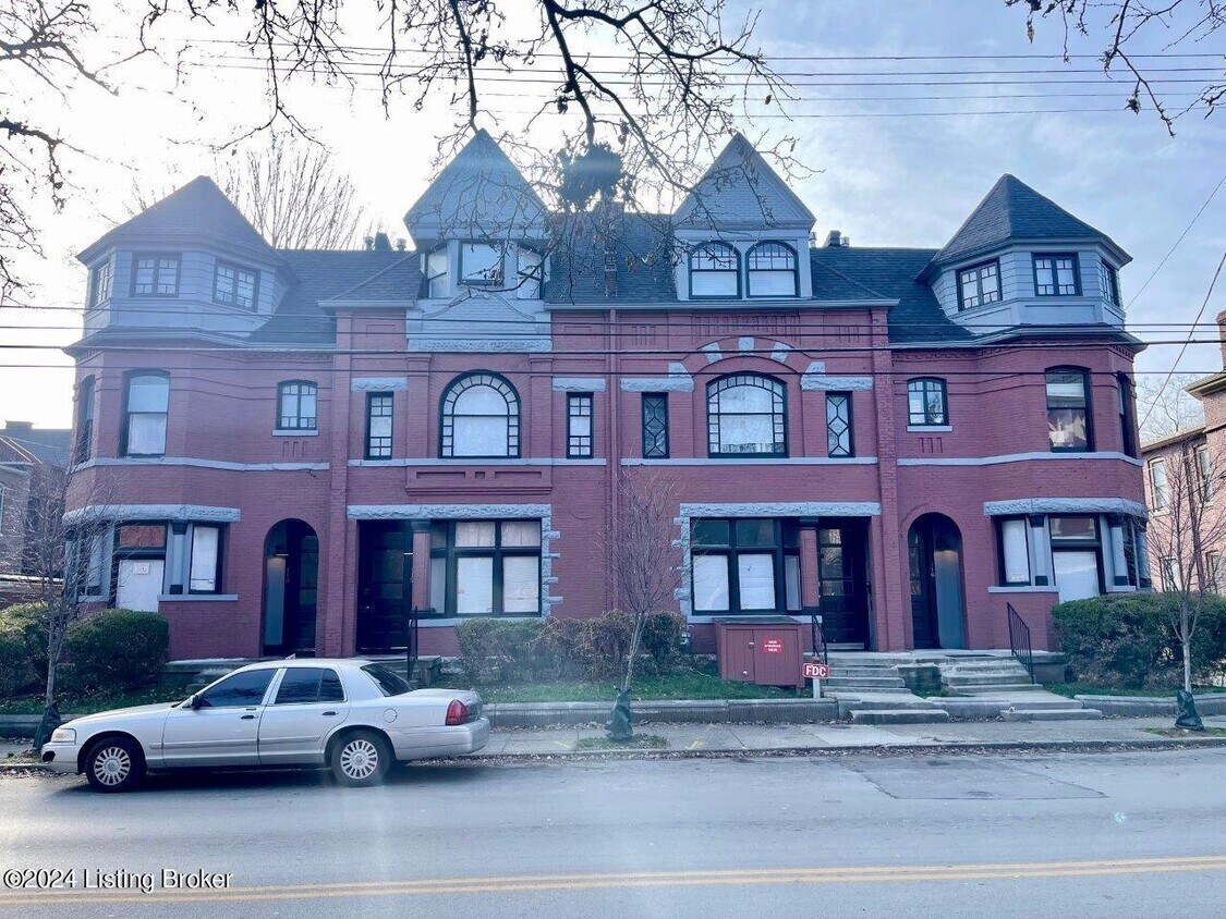 Primary Photo - 112 W Oak St