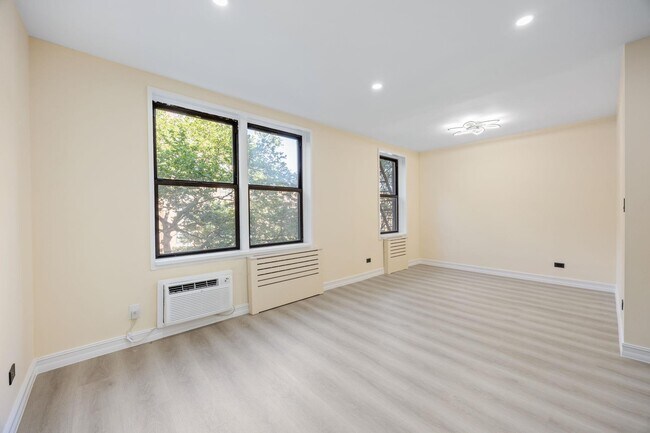 Foto del edificio - 100-25 Queens Blvd
