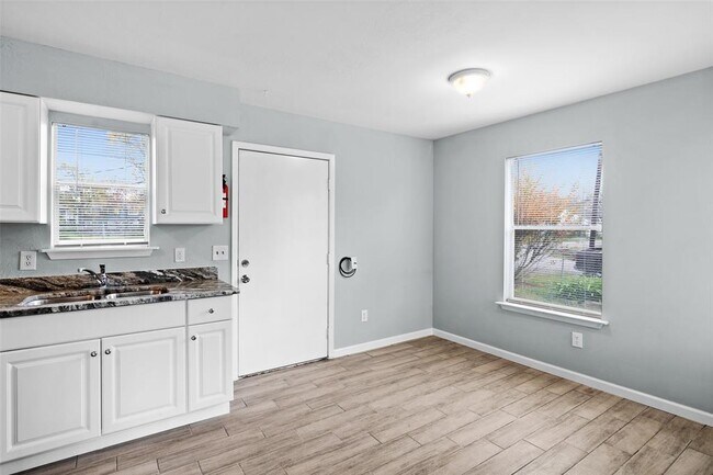 Building Photo - 2121 Brewster St