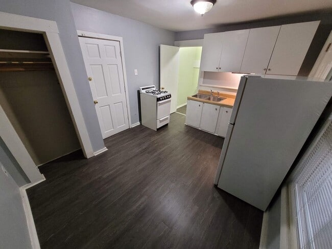 Building Photo - $975 - Efficiency Studio / 1 Bath in Downt...