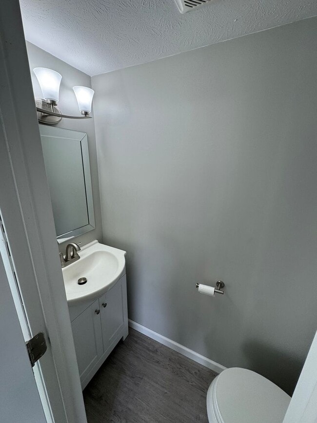 Building Photo - SPACIOUS TOWNHOME WITH FINISHED BASEMENT