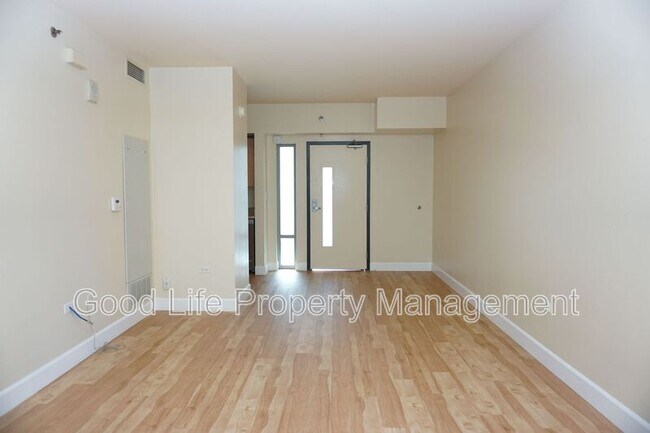 Building Photo - 425 W Beech St