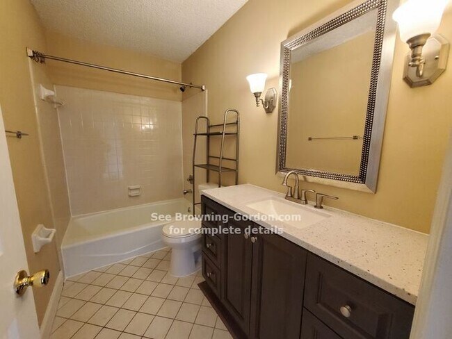 Building Photo - 2 bedroom condo in Brentwood!