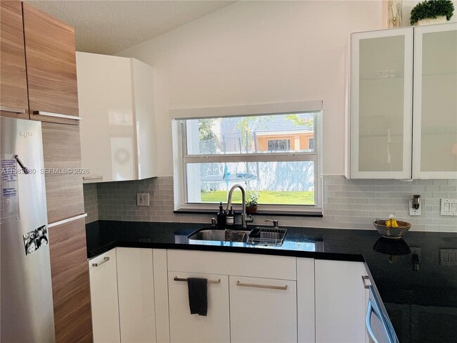 Building Photo - 646 Stanton Dr