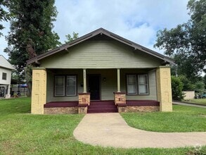Building Photo - 632 Nacogdoches St