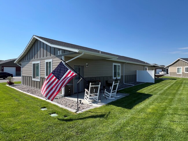 Single level back patio - Home Run Patio Home Apartments