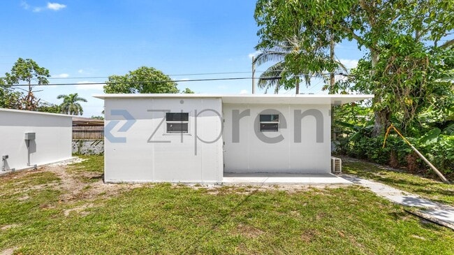 Building Photo - Unit B