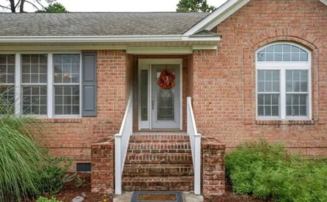 Foto del edificio - **Stately Brick Home in Fairfield Harbour | Tray Ceiling, Column, Bonus Room & Screened Porch**