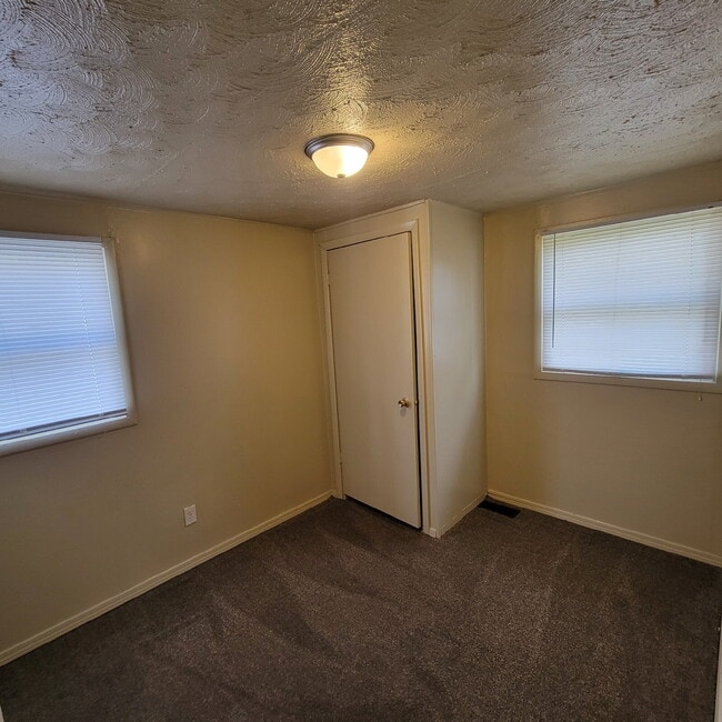 Building Photo - Near East 2BR House ready to Lease!