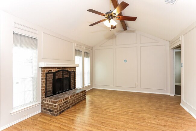 Foto del edificio - 704 Brookhaven Dr